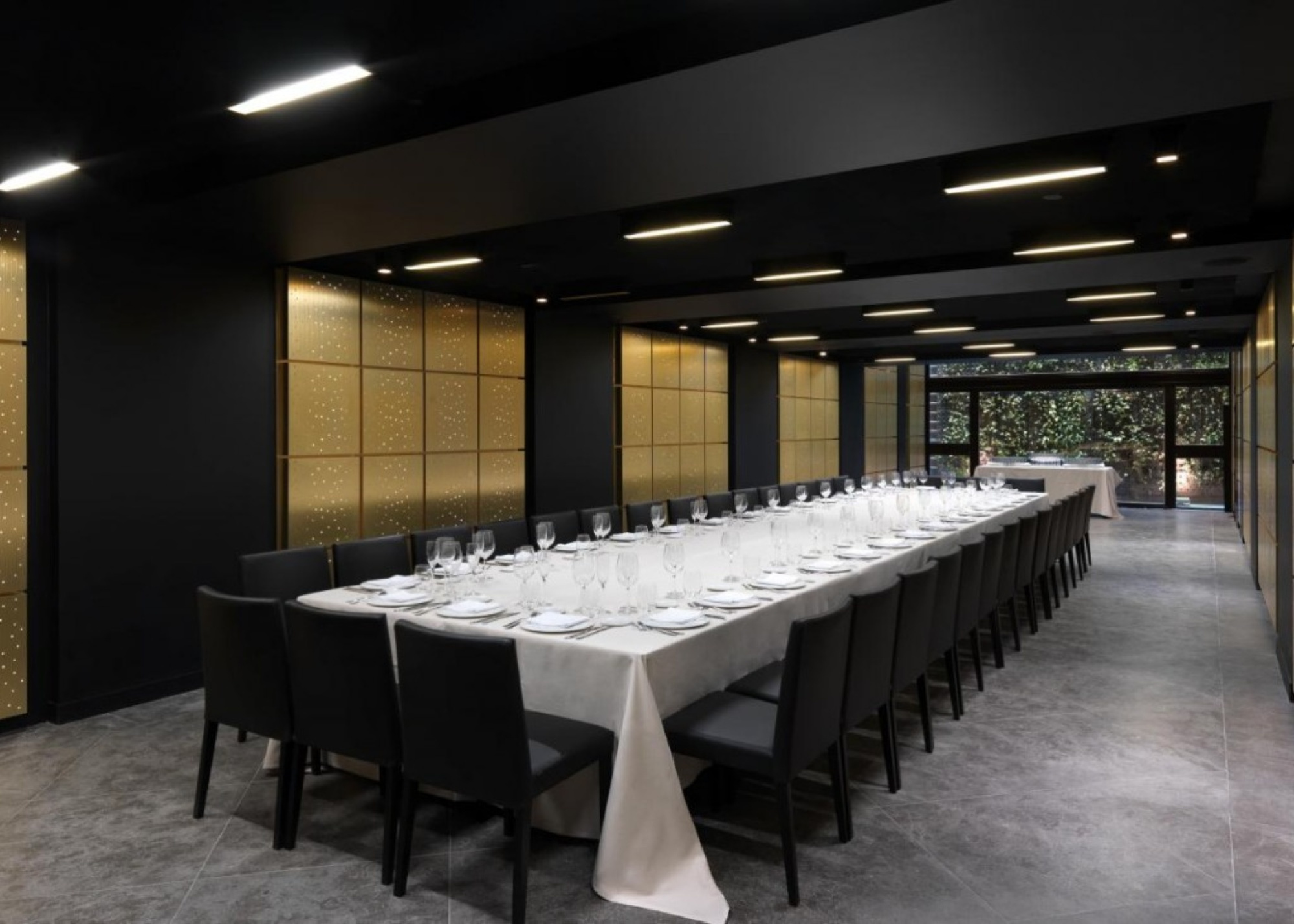 Salón liceo con mesa grande montada