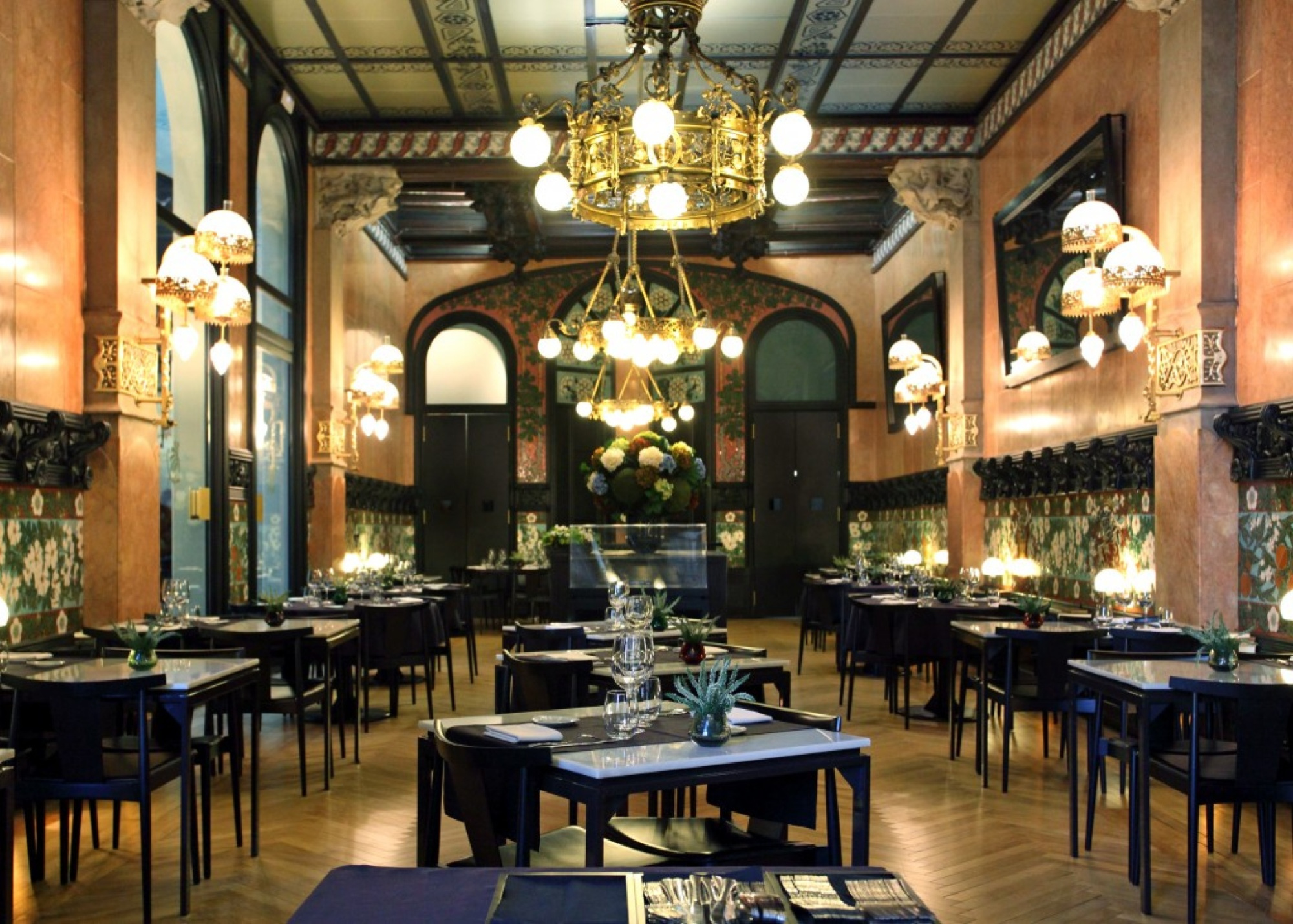 Restaurante Fonda con mesas, lámparas elegantes e iluminación exquisita