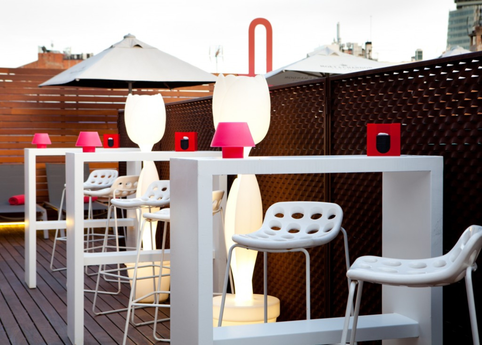 Sillas y mesas altas en terraza alaire ramblas