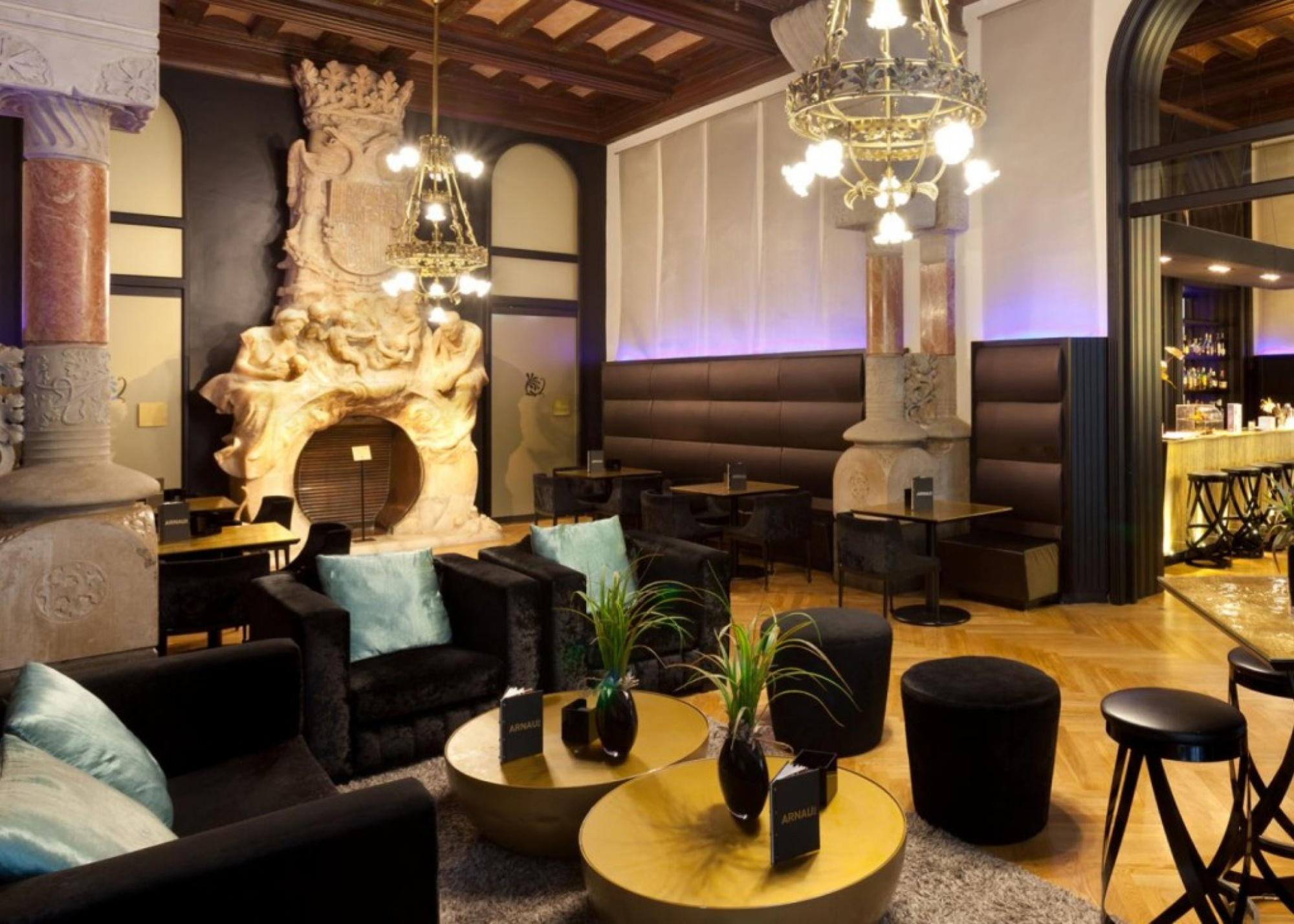 salon bar arnau con sillones comodos y mesas