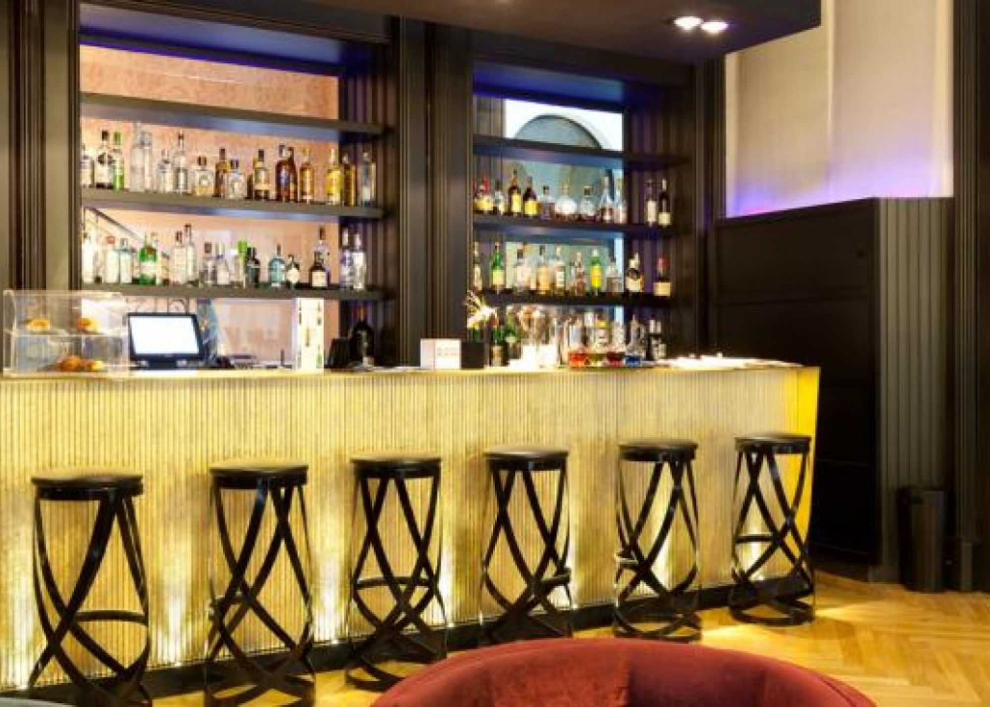 bar arbau con barra y taburetes