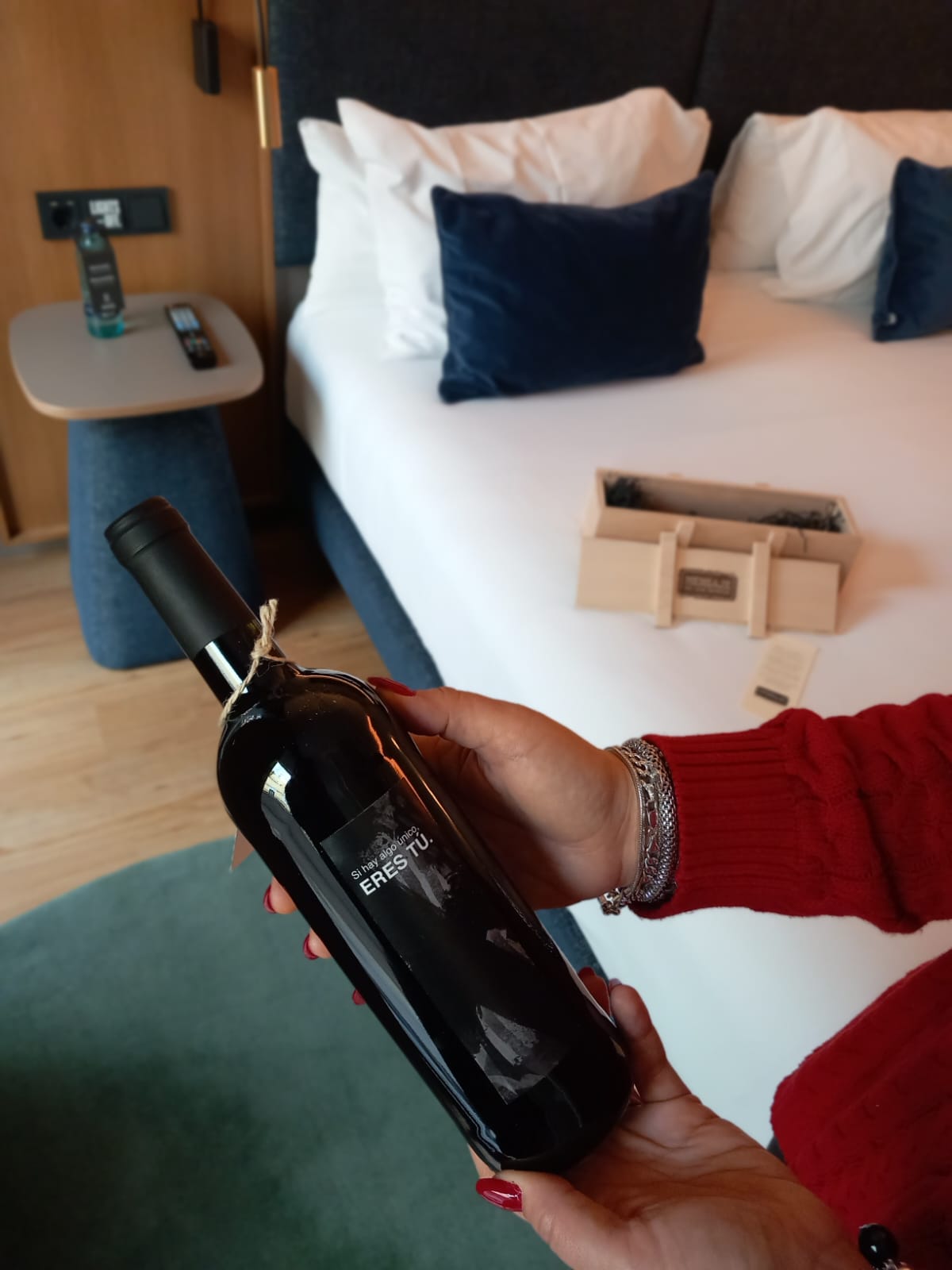 Mensaje en una botella y caja de bombones de pistacho