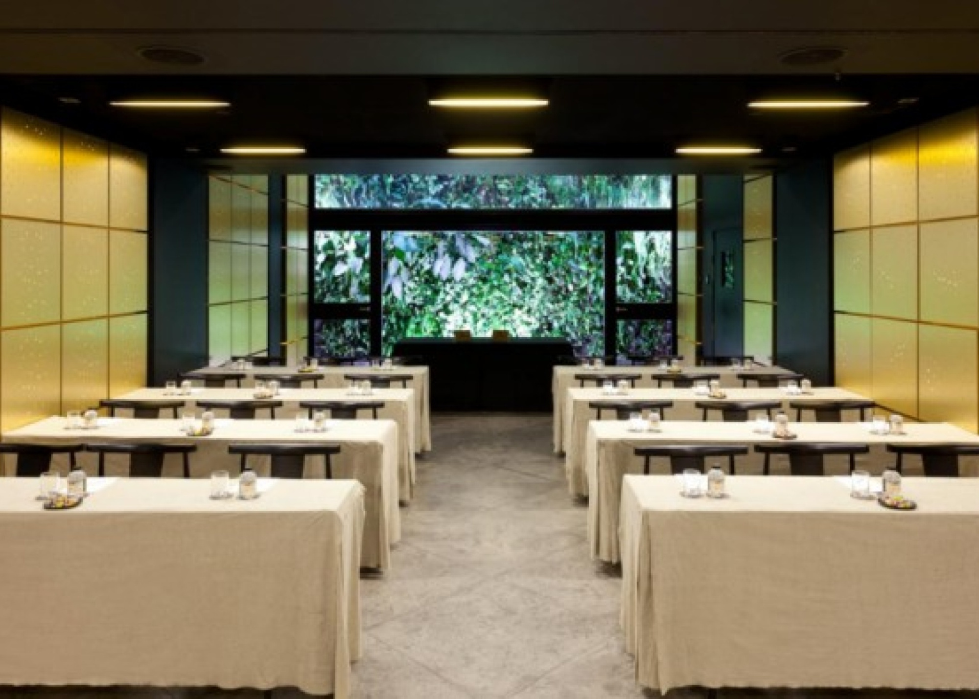 Salón Liceo con mesas montadas