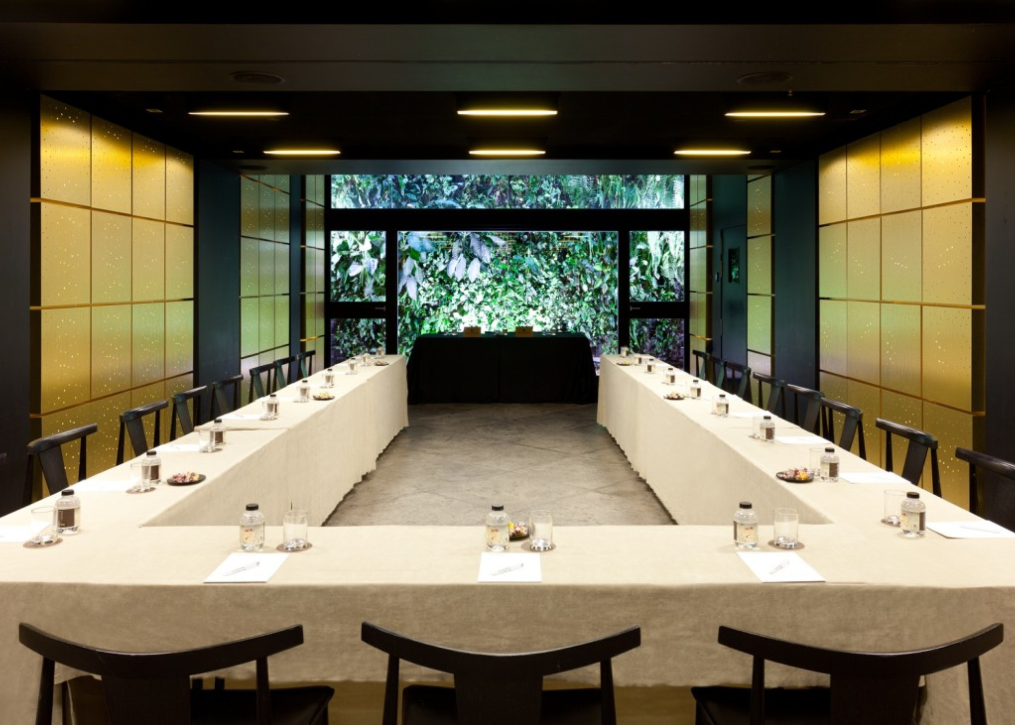 Salón Liceo con mesa larga