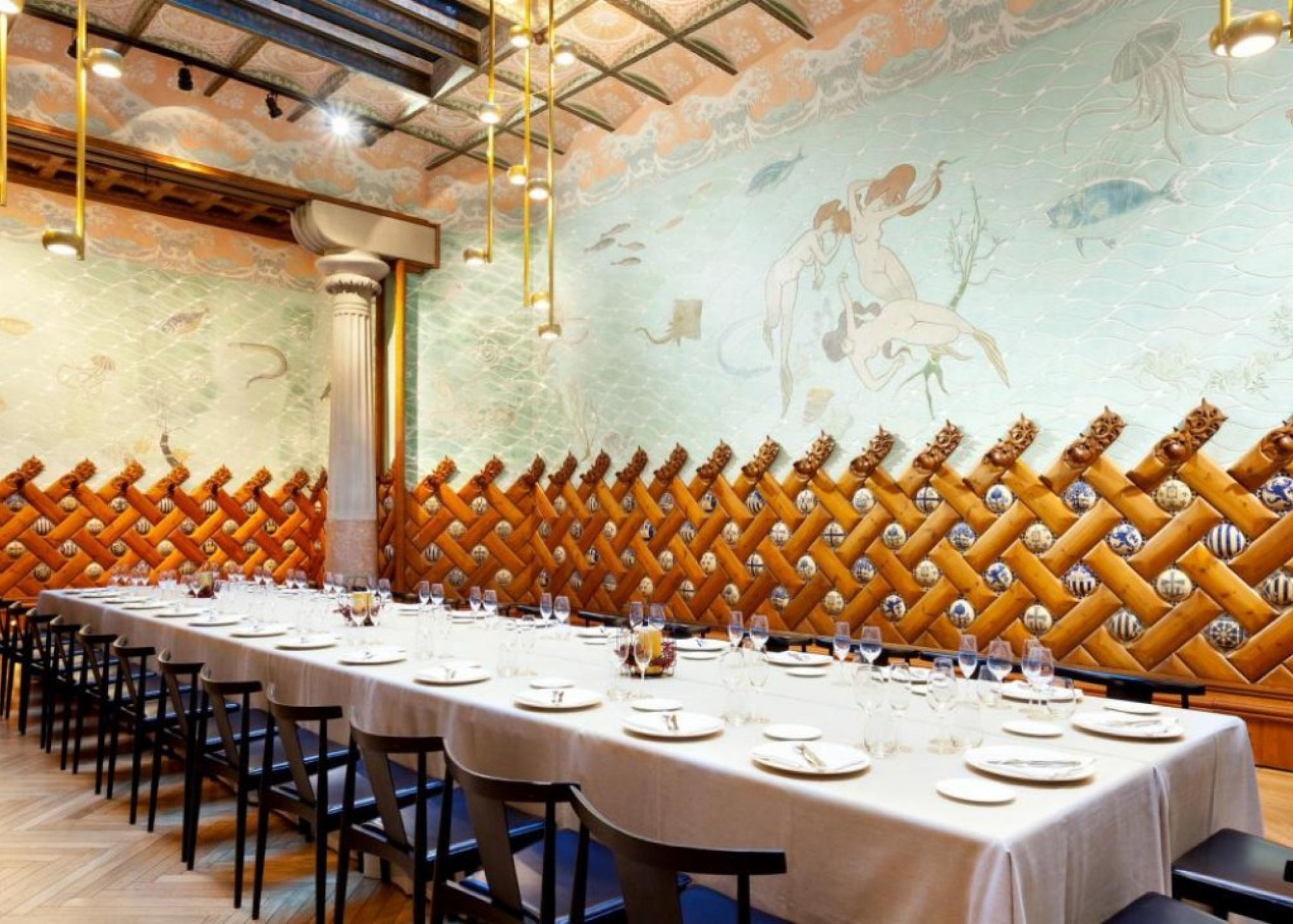 Salón Sirenas con mesa larga